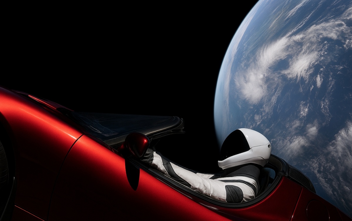    Автомобиль Tesla Roadster с манекеном в салоне