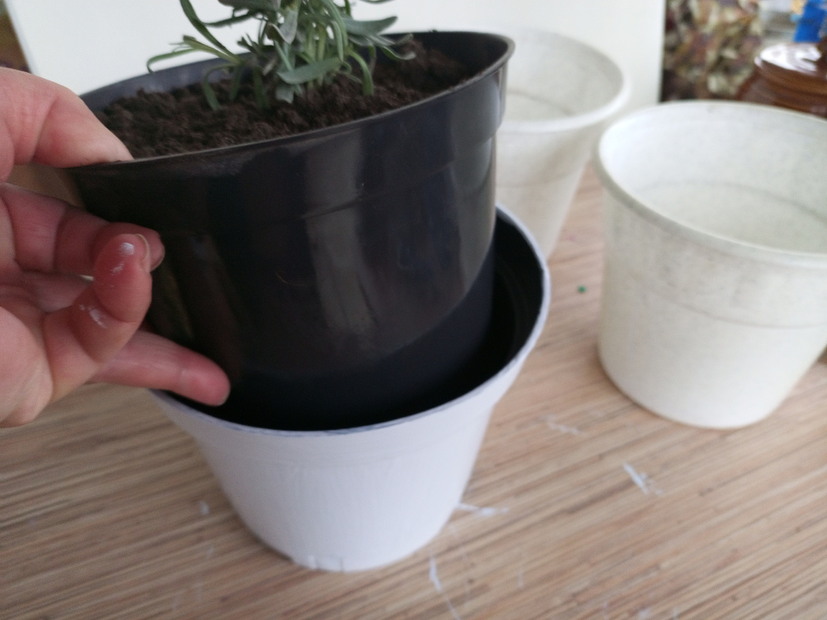 Вставляем горшок в горшок.