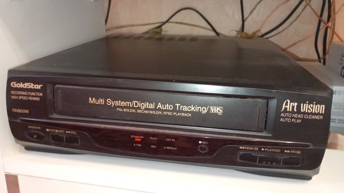 Видео плейер "Голдстар" из 90-х и сегодня будто только что с витрины. Надежный и безотказный... 