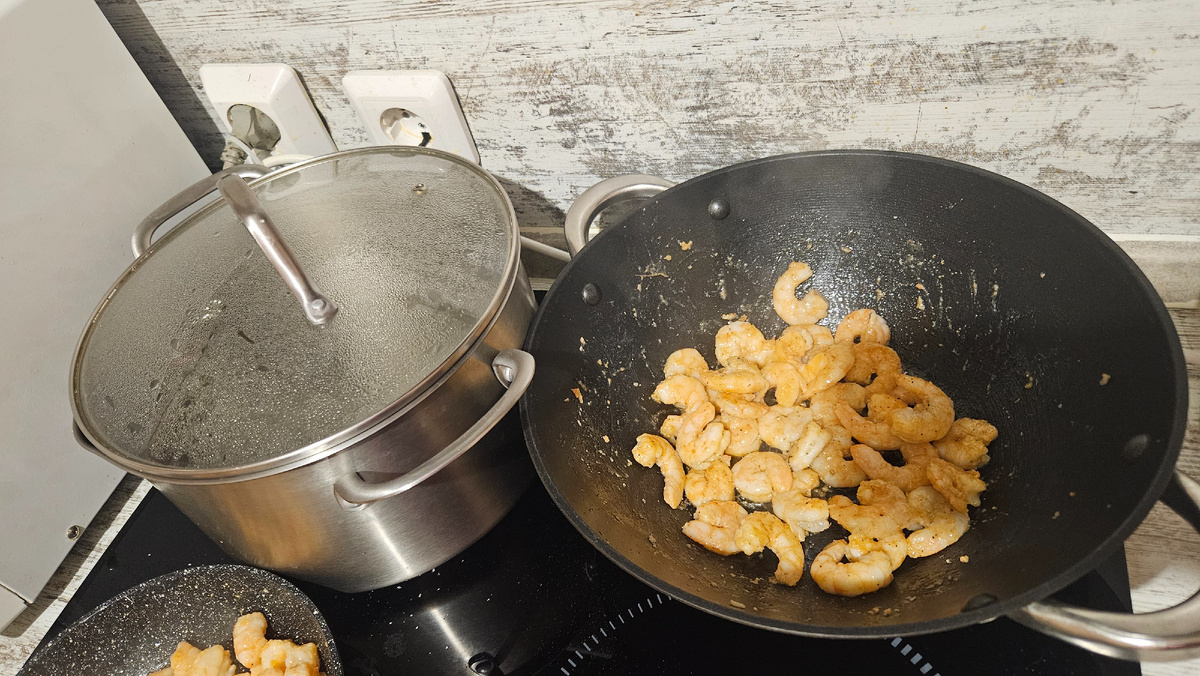 Жарим креветки