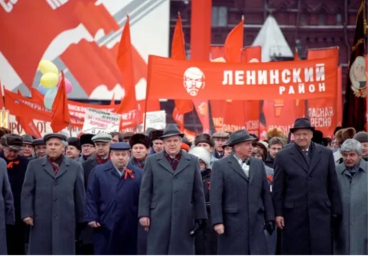 В 1990 году президент СССР Михаил Горбачев и президент РСФСР Борис Ельцин в последний раз проводили праздничные мероприятия по случаю дня Великой Октябрьской революции (изображение взято из открытых источников)