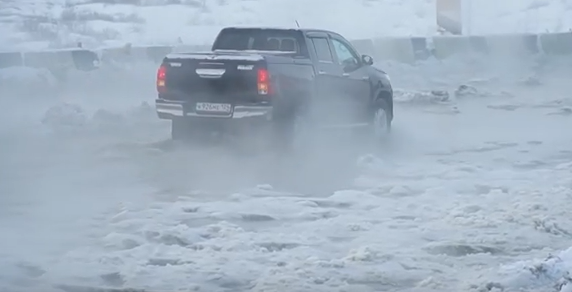     Показываем место порыва трубы на трассе в Норильске