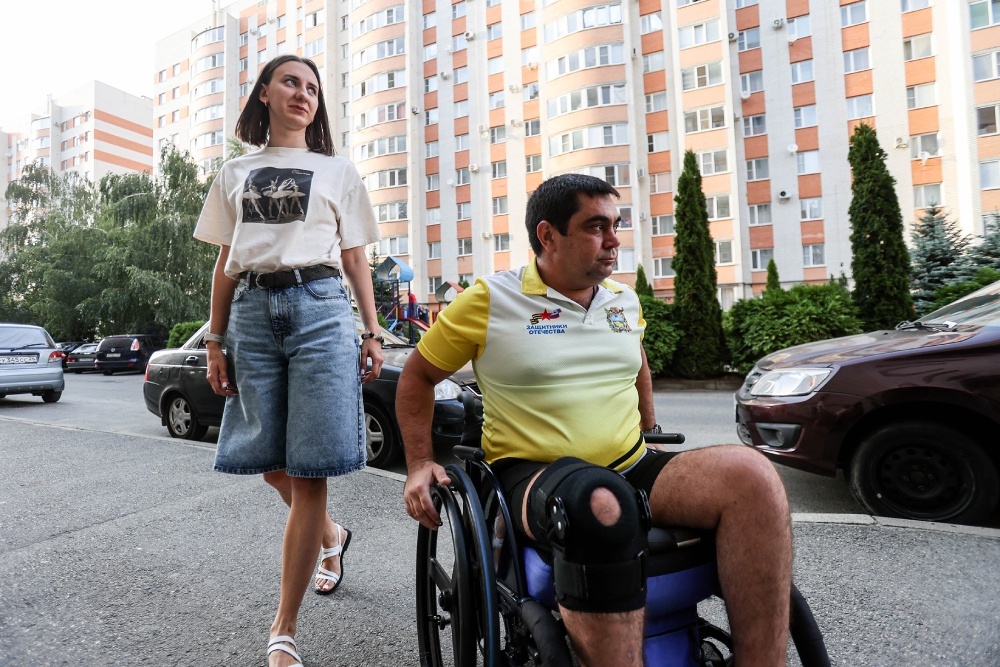    Социальный координатор Фонда "Защитники Отечества" Ксения Богданова всегда придет на помощь Руслану. / Фото: Российская газета