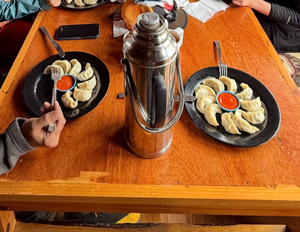 Традиционное момо и чай с термосом