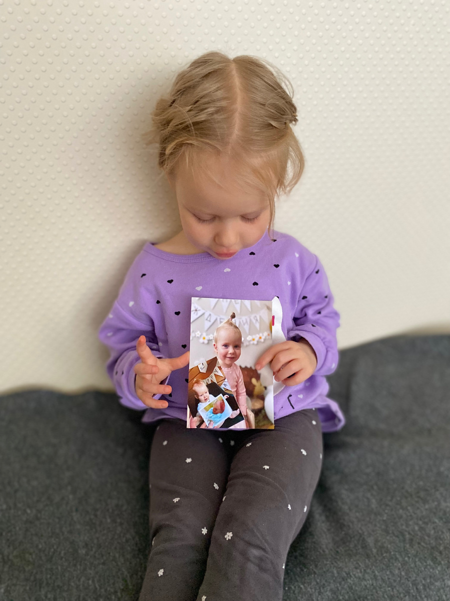 Ещё один показатель зашкаливающего отставания от своевременности - традиционное фото с прошлогодним фото спустя 1.5мес после дня рождения