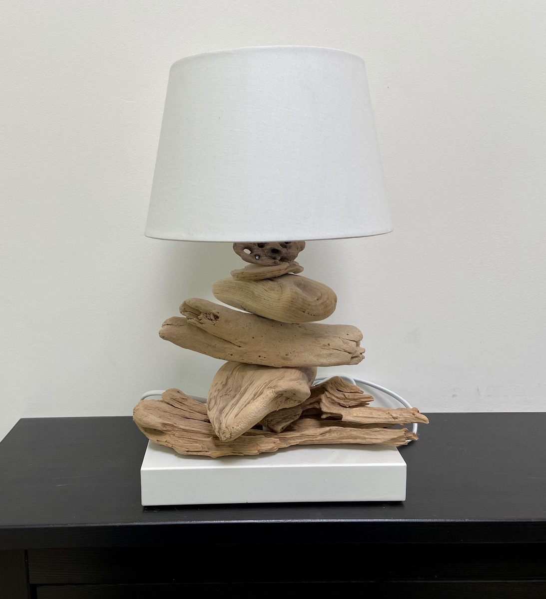 Авторская настольная лампа ручной работы из морской коряги