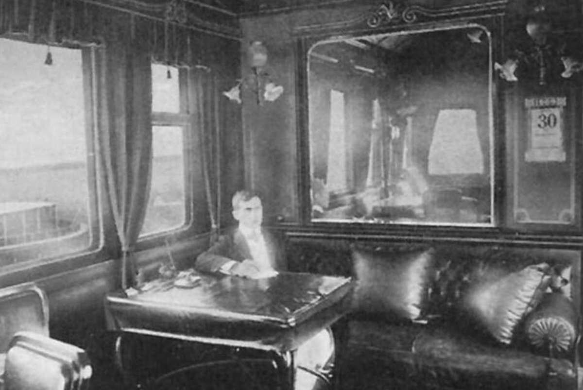Интерьер салон-вагона в начале XX века.