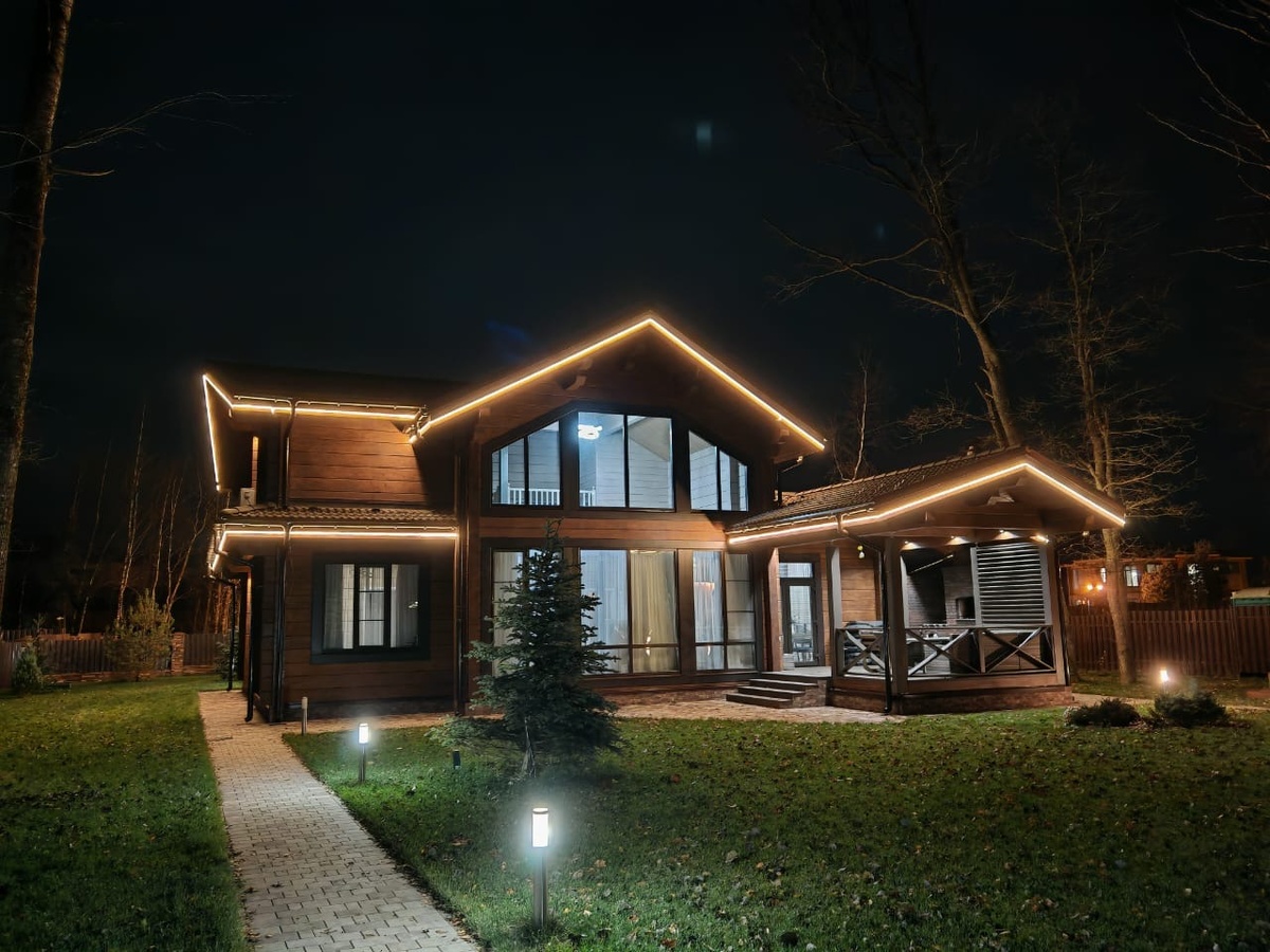 Уличное фасадное освещение фасада дома и контуров гибким световым неоном на профиле или световым ДЮРАЛАЙТОМ на профиле в Москве и Московской Области. Обращайтесь прямо сейчас!