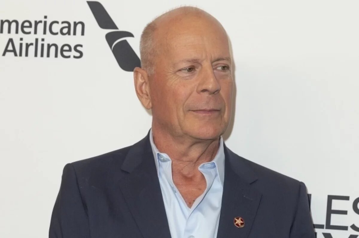    В Сети появились фото прогулки по пляжу страдающего деменцией Брюса Уиллиса