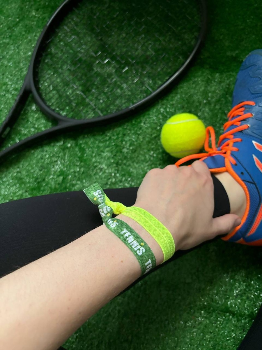 Наши теннисные резинки – это не просто функциональный аксессуар, а яркий акцент, который подчеркнет вашу индивидуальность и добавит уверенности в каждом движении.