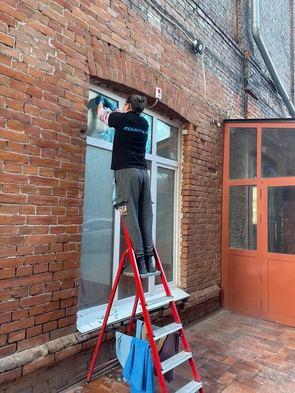 Клинер МОЙКРАС.РФ на объекте - мойка окон и фасадов