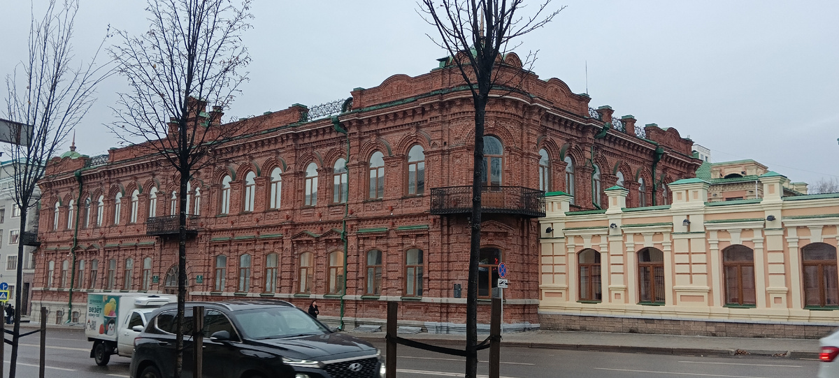 Это не он, но вот один кирпичный дом. 