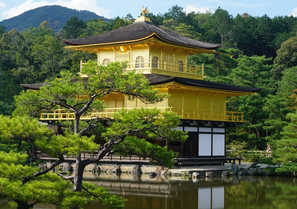 Золотой павильон Кинкаку-дзи, Киото. Знаменитый храм, покрытый листами чистого золота, отражается в зеркальной глади пруда, создавая поистине волшебное зрелище.
