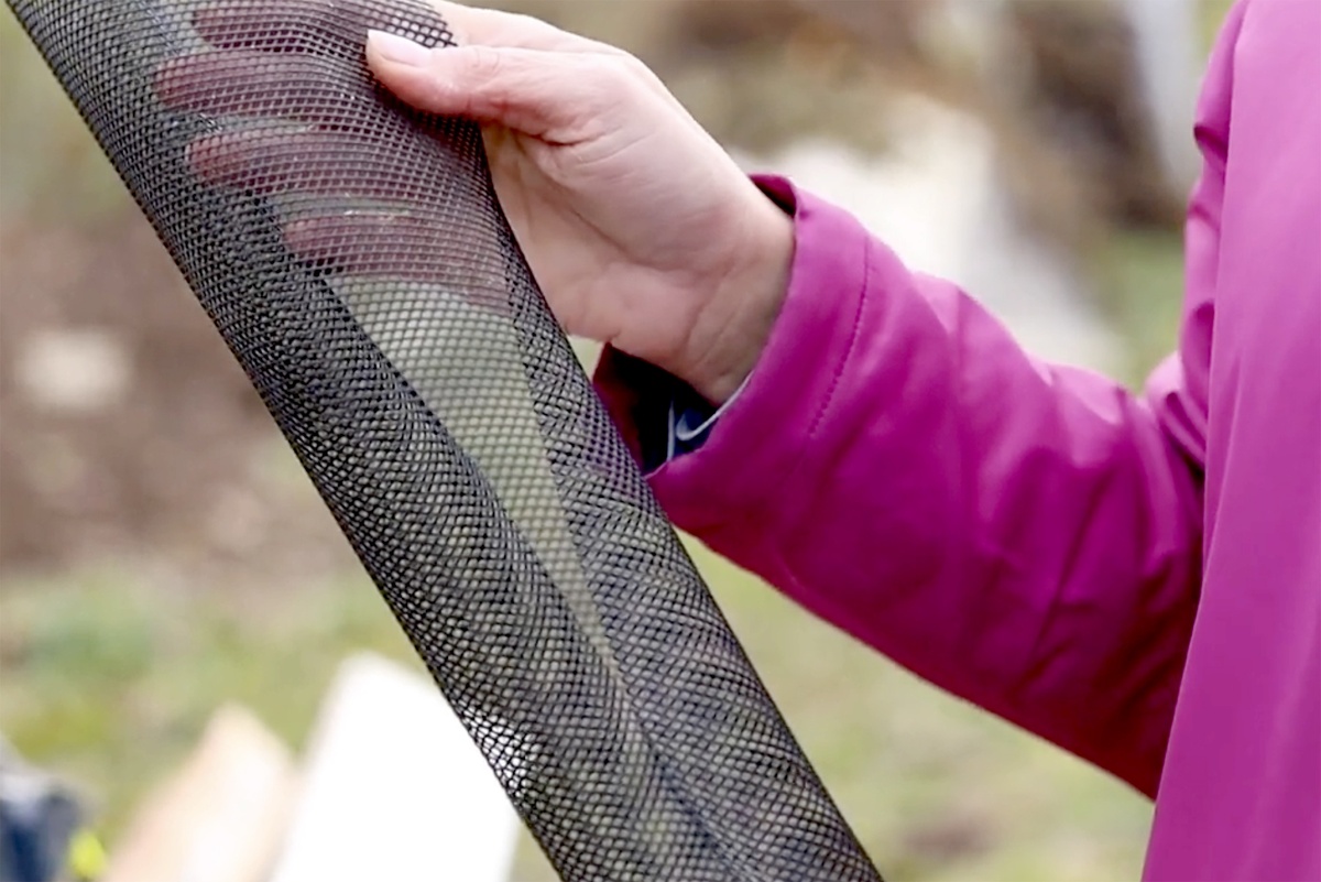    Самым надежным способом против мышей и зайцев считается установка вокруг ствола дерева металлической или пластиковой мелкоячеистой сетки. / Фото: Procvetok/ youtube.com/ кадр из видео