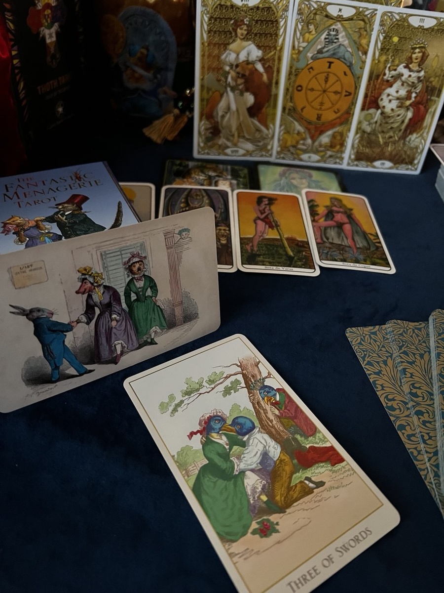 Тройка Мечей в колоде Таро "Фантастический зверинец"