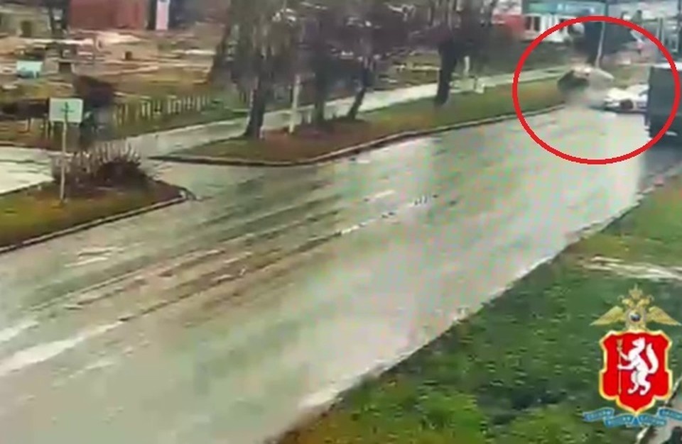    Водитель «Лада-21140» врезался в Kia K5 и перевернулся. Фото: скриншот видео