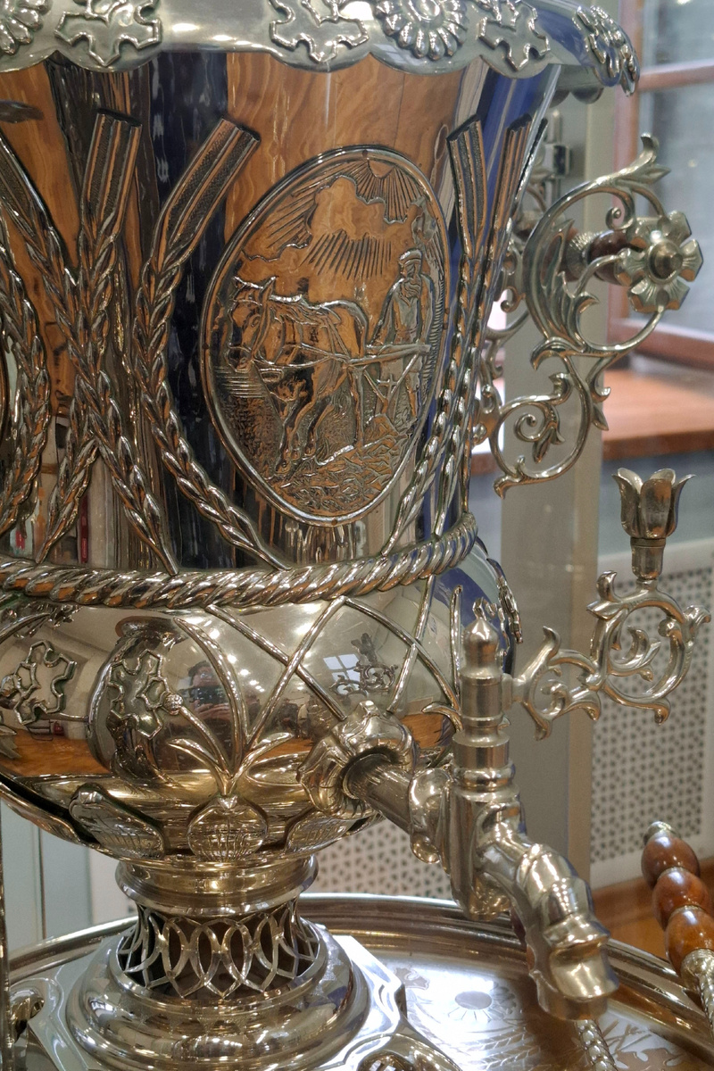 Самовар «Русское поле». Фото автора. Из коллекции музея завода «Штамп».