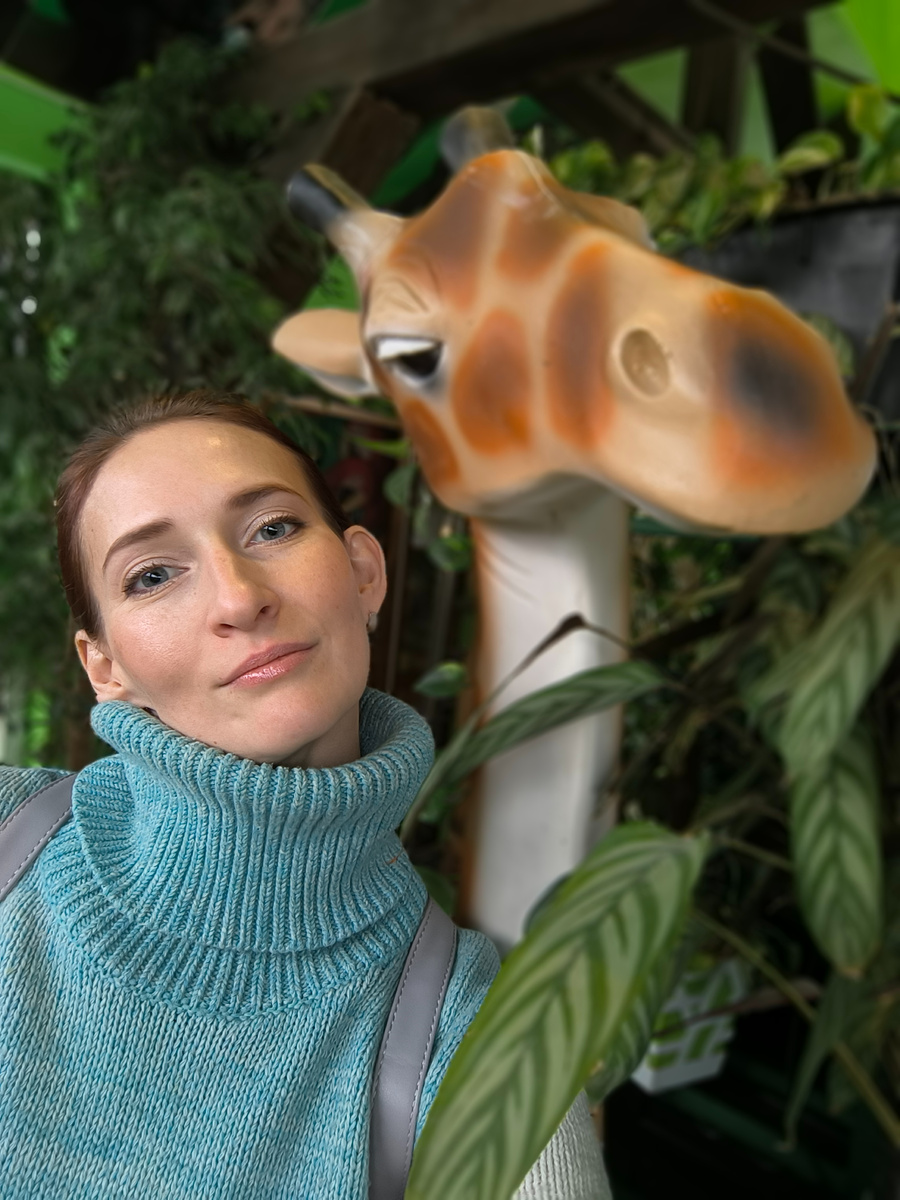 Мы с жирафом в начале декабря 2024 (© Анна, «Маяк энерджайзера»)