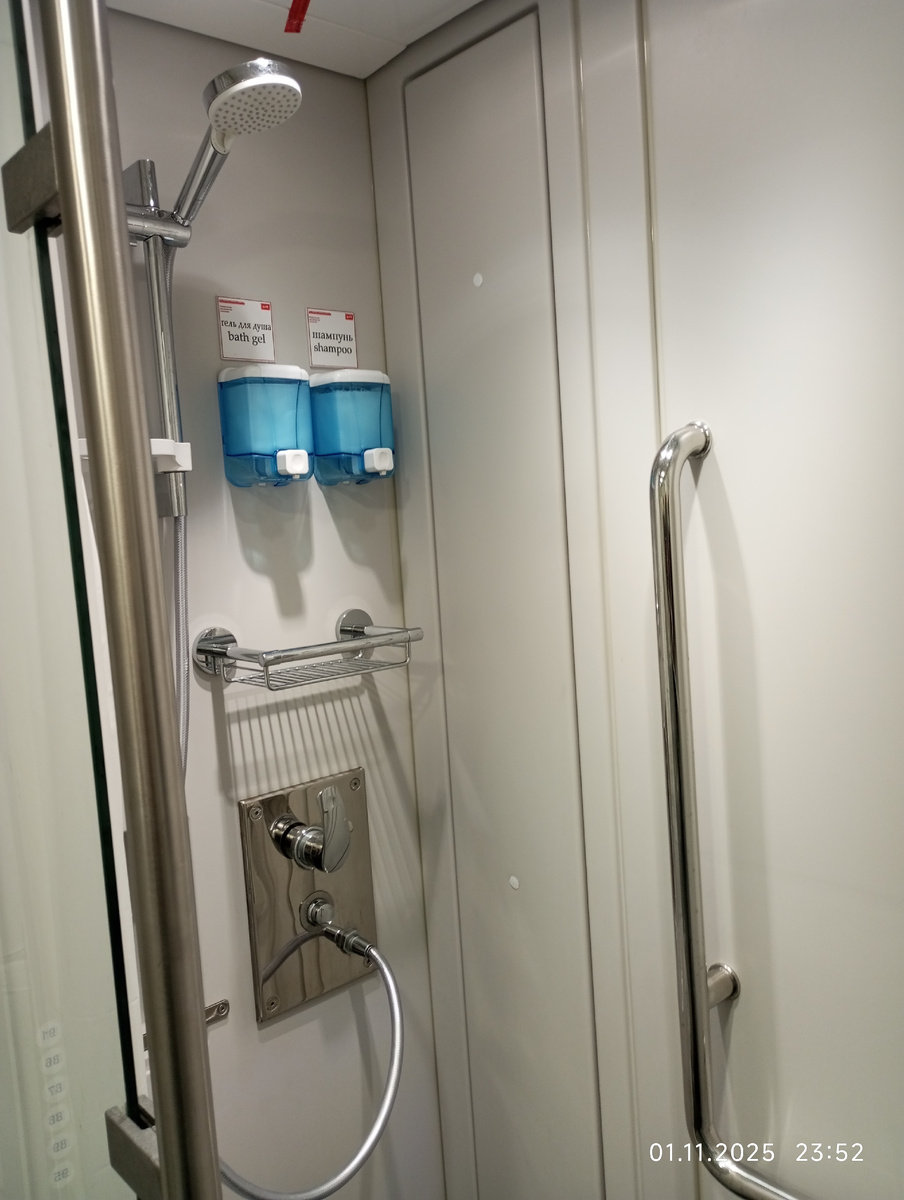 Чистая большая душевая кабина. Правда один минус все таки был. Она была совмещена с санузлом