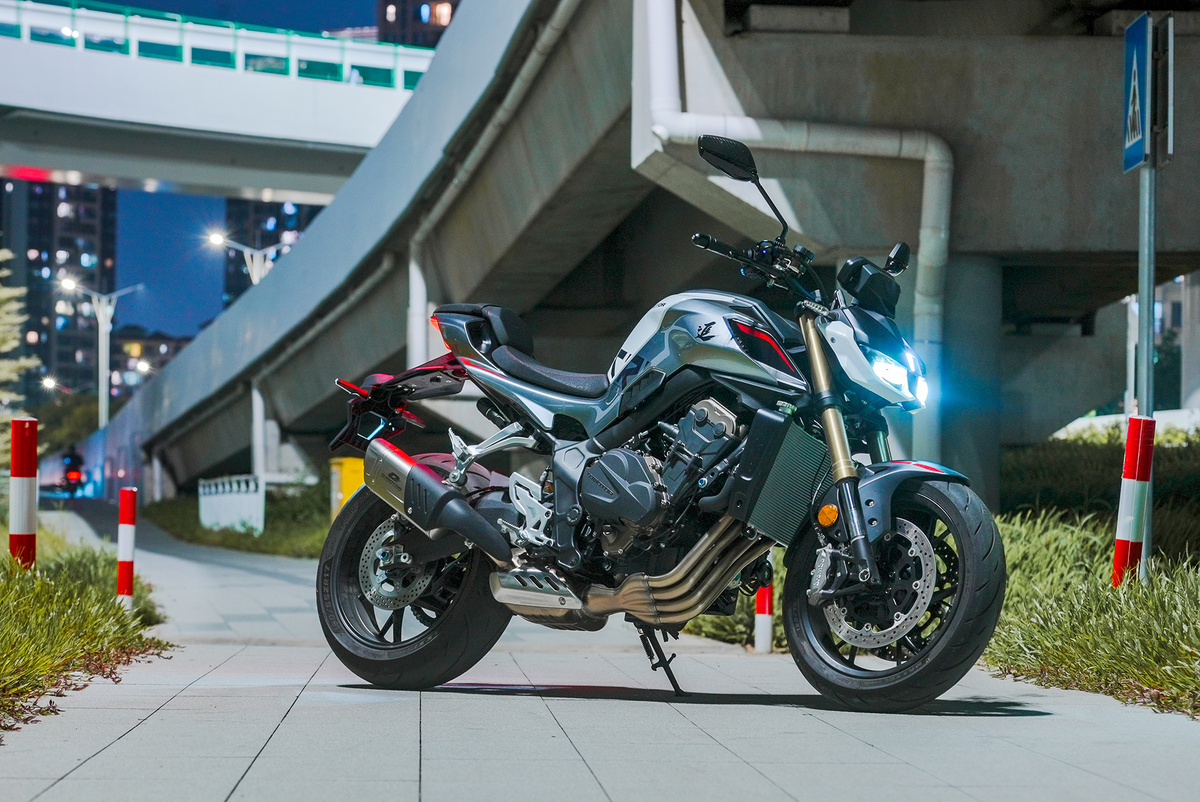 Вырвись из привычного потока с новым SRK 800. Новая модель сочетает лидирующую в классе мощность с лёгким шасси, идеально настроенным для спортивной езды. Стильный стритфайтер, дополненный мощной двойной LED-фарой, выделяет его владельца на городских улицах. С современным дизайном и улучшенной динамикой SRK 800 готов к настоящему полёту. И ничто другое не сравнится с ним.