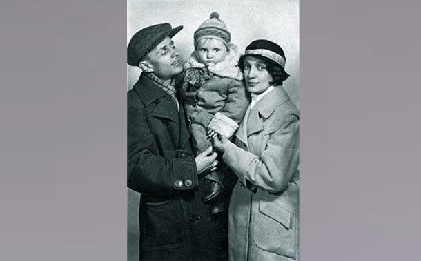 Маленькая Соня с родителями