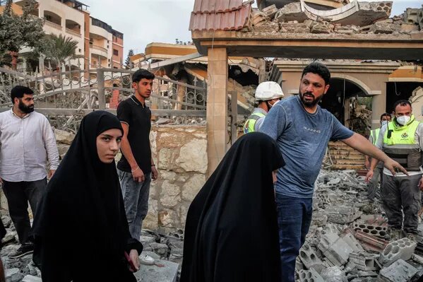 Женщины у своего дома, разрушенного израильским авиаударом в деревне Тейр-Дебба на юге Ливана © Getty Images / picture alliance/Marwan Naamani