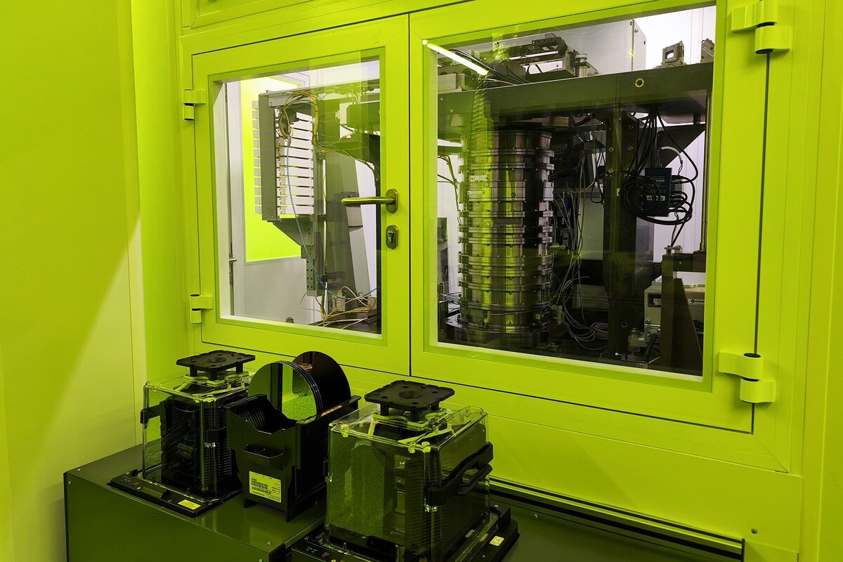 Российский степпер с 365 нм источником излучения. Изображение: Mos.ru