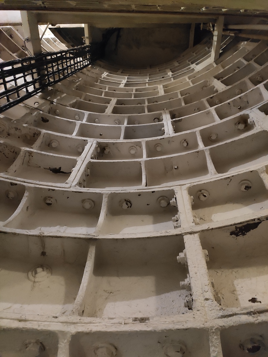 Верхняя часть спуска смонтирована из метростроевских чугунных тюбингов