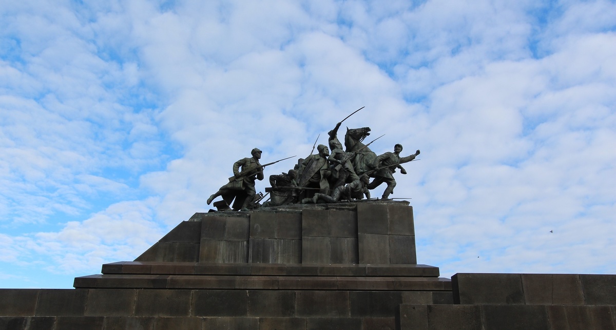 Скульптурная группа чапаевцев странным образом развернута не к Волге, а как раз в направлении бункера. Точнее на здание правительства, сбоку от которого вход и находится 