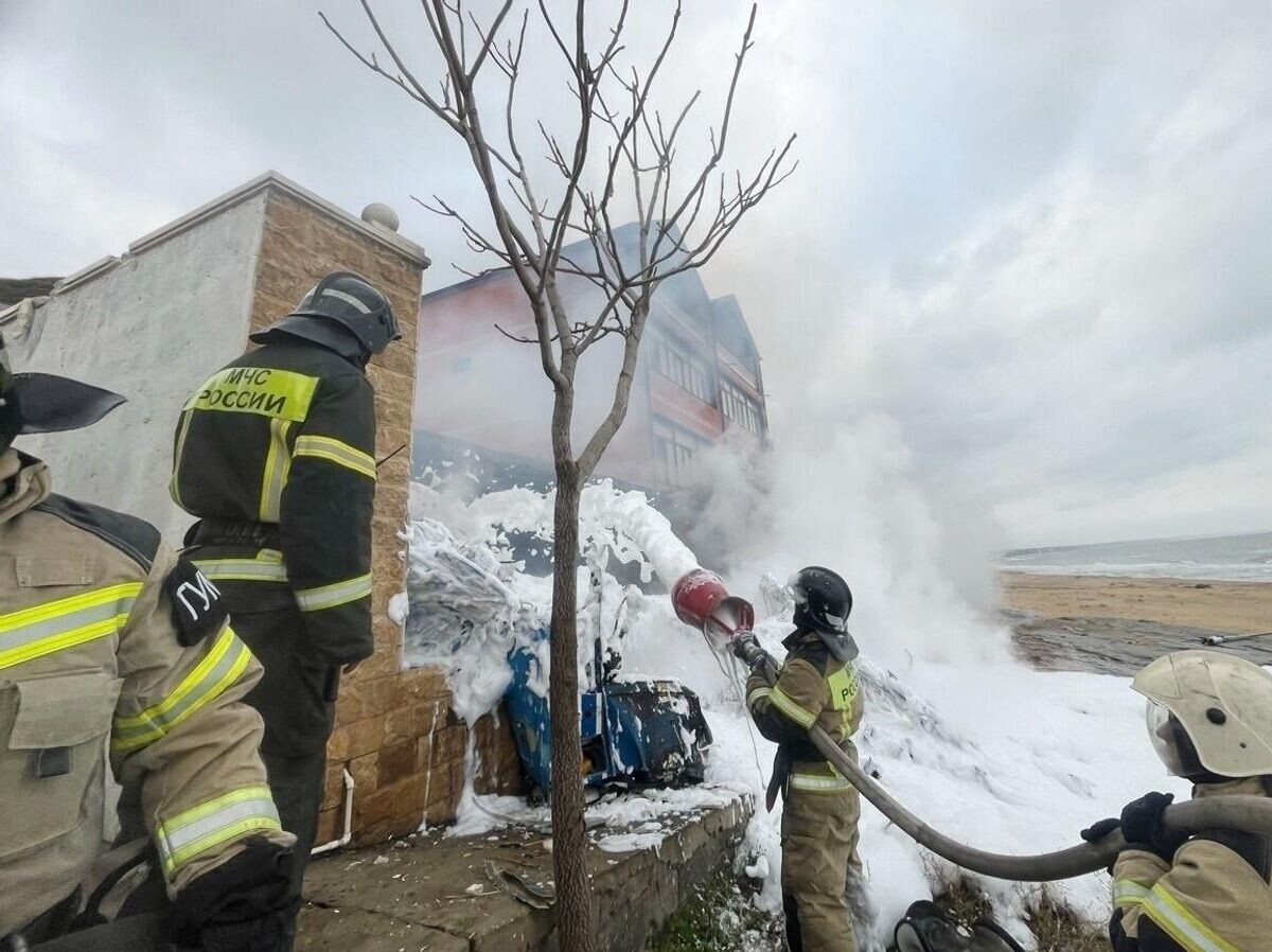    Сотрудники МЧС по республике Дагестан работают на месте падения вертолета в населенном пункте Ачи-Су в республике Дагестан© РИА Новости / МЧС РФ