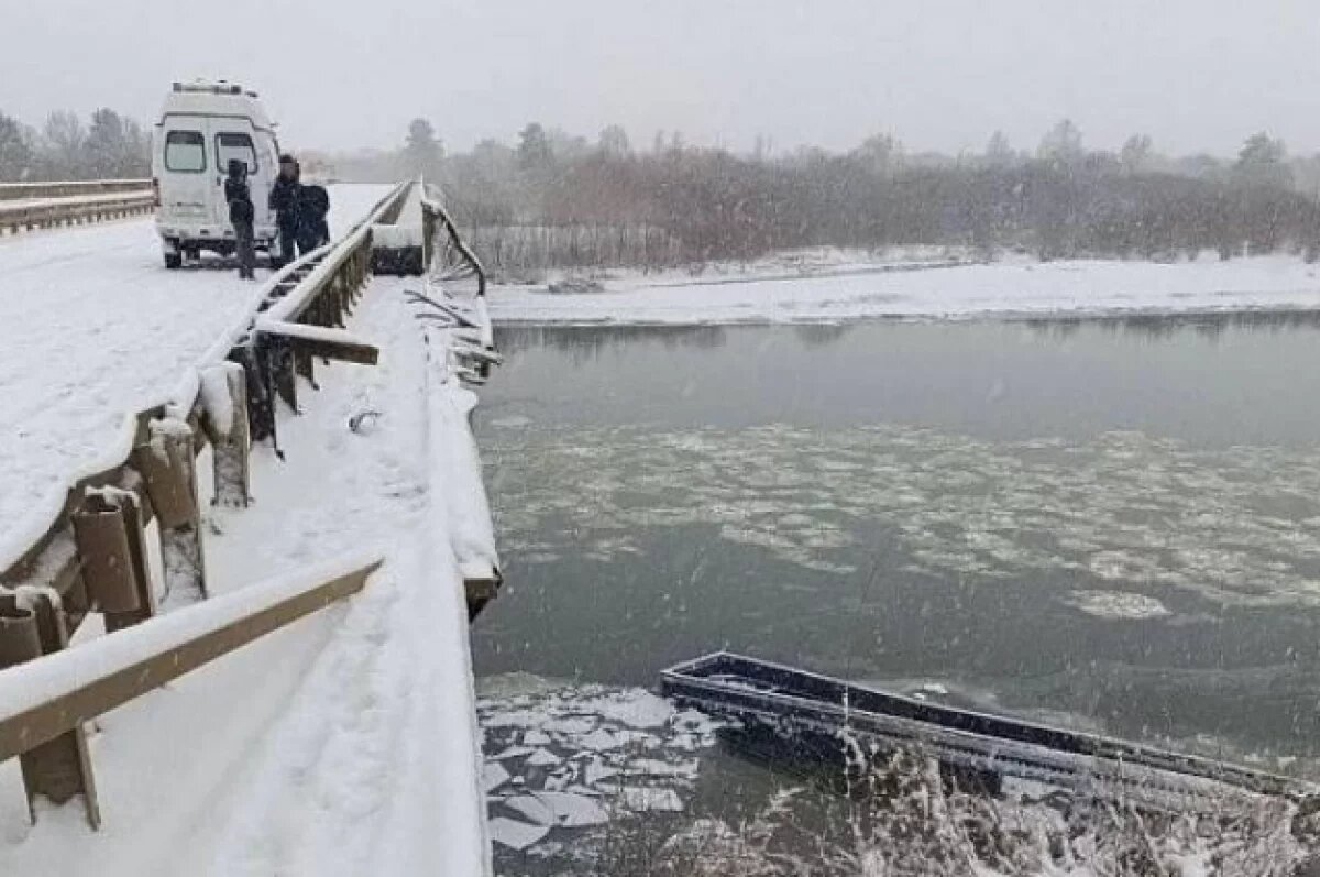    Большегруз с углём съехал с дороги в реку в Бурятии