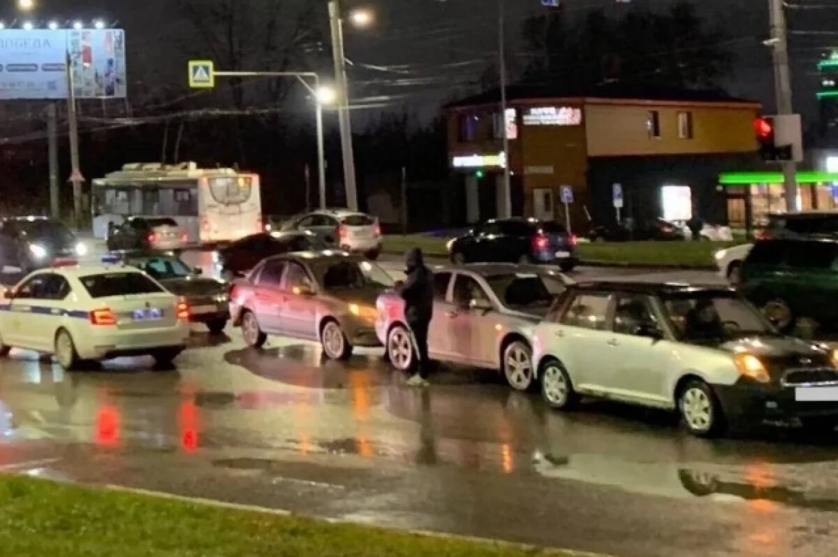    В массовом ДТП на улице Воровского в Кирове пострадала 23-летняя девушка