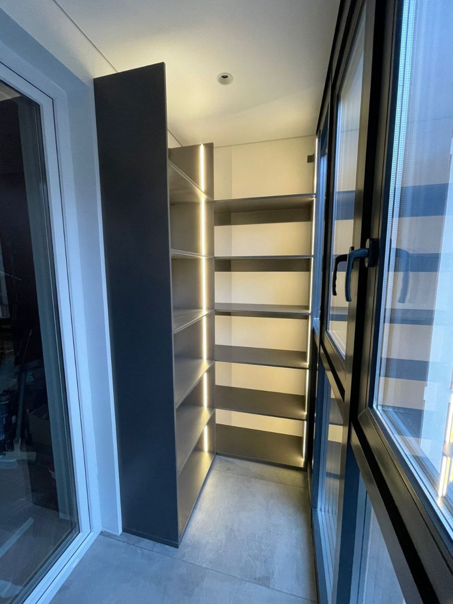 Угловой шкаф с подсветкой на балкон