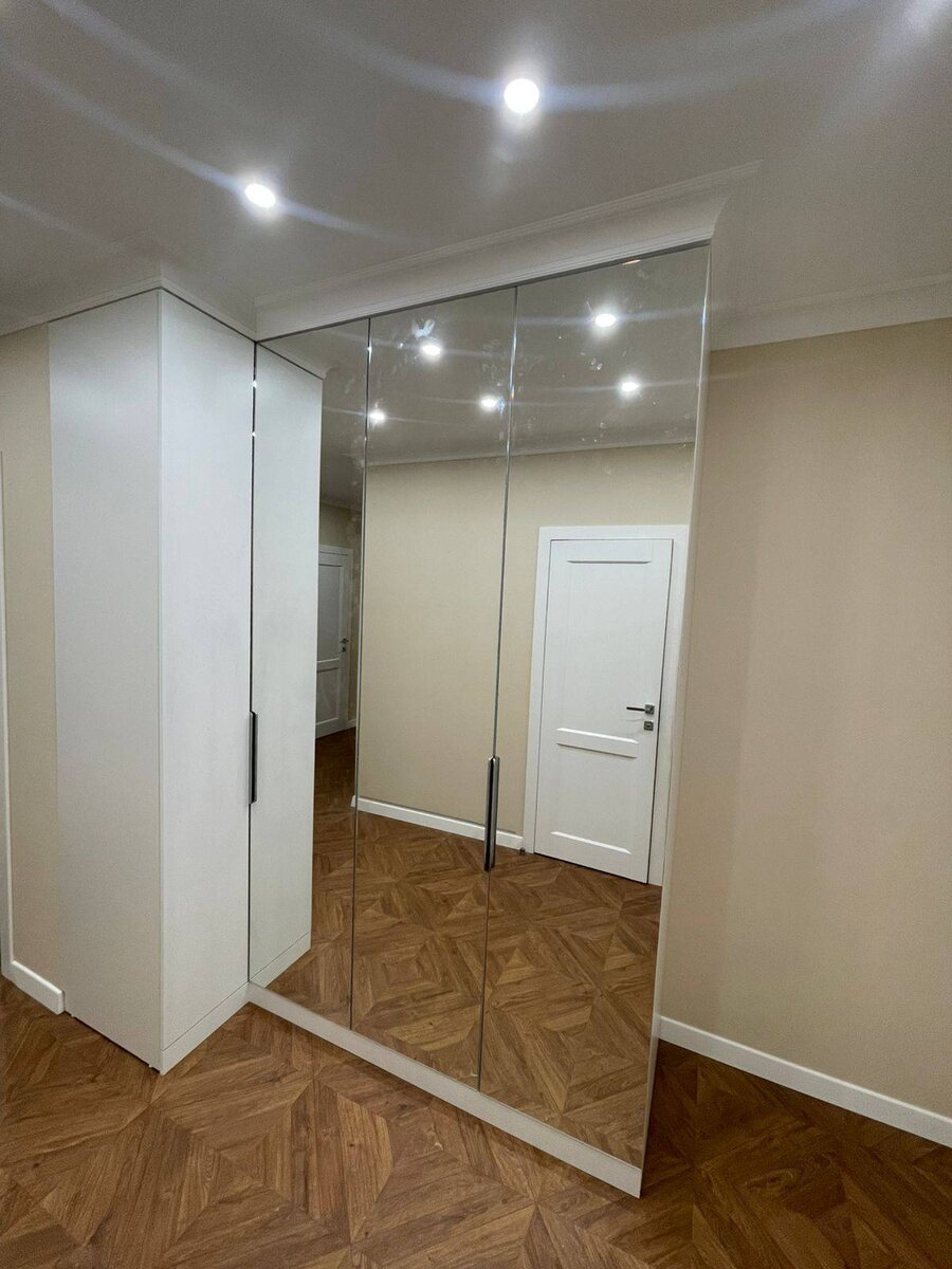 Угловой шкаф с зеркальными фасадами