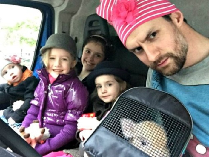 Олег Долин с детьми.