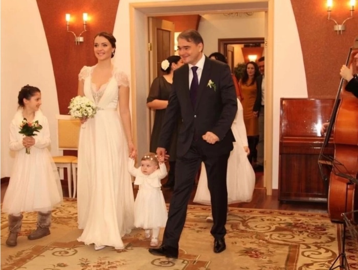 Светлана Антонова и Александр Жигалкин с детьми на собственной свадьбе.