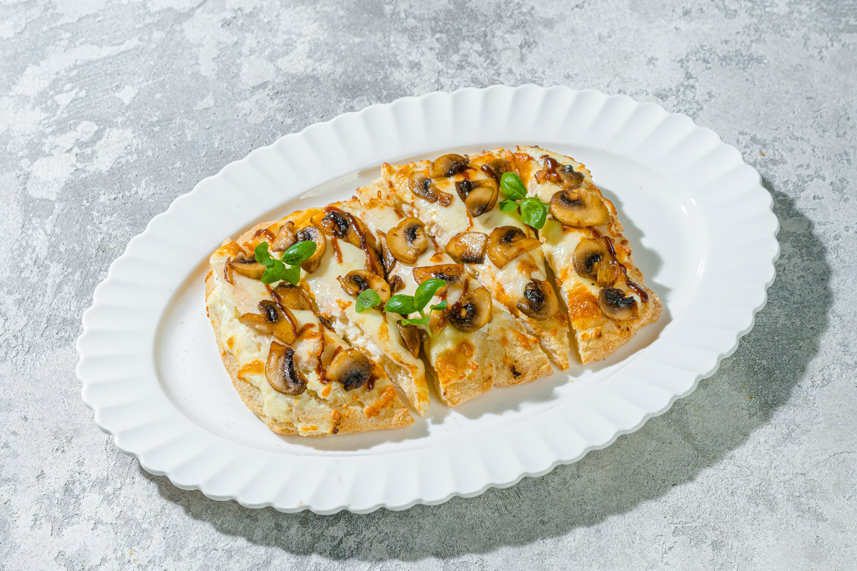 Пицца с курицей и грибами