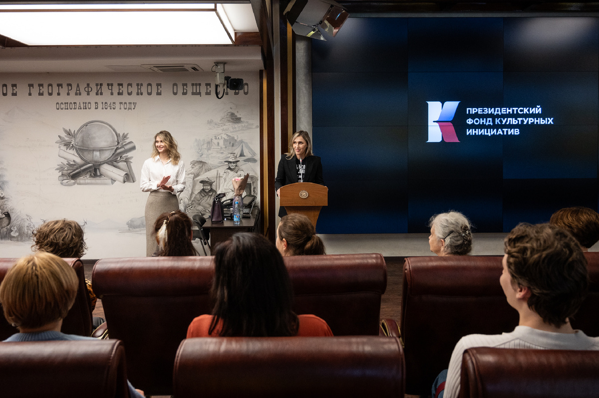 Слева направо: редактор фильма, администратор съемочной группы Софья Придворова и режиссер, сценарист Юлия Невская перед показом фильма «Люди белой земли» в РГО в Москве. Фото: Федор Лавров