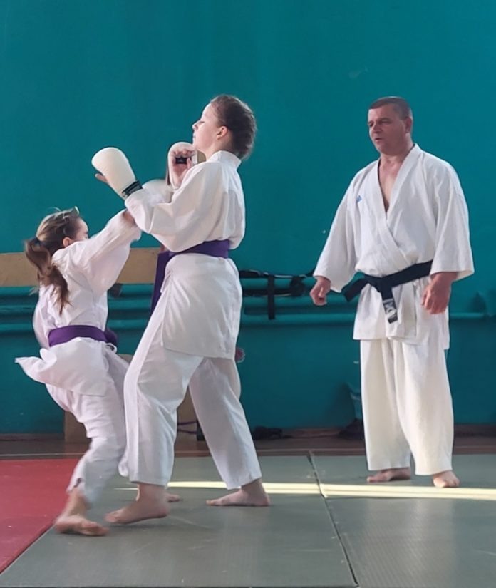 Тренер Олег Зубрилин следит за техникой в спарринге