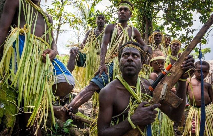 Это не игра в "войнушки". Эти люди видели американские базы и американских солдат. И видели, что Боги приносят им на диковинных стальных машинах с небес много интересных вещей. Иногда на парашютах падали контейнеры. И лица белых людей, деловито распаковывающих подарки с небес были довольны и счастливы.