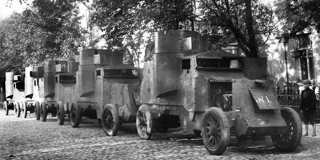Первые броневики «Остин-русский», выпущенные в Колпино, весна 1919 года. Всего до сентября 1919 года сделано 45 бронемашин. Фото из музея Ижорского завода
