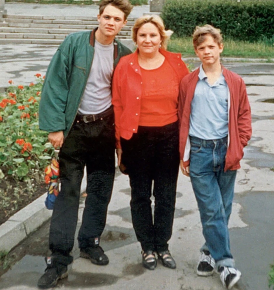 Евгений с мамой братом