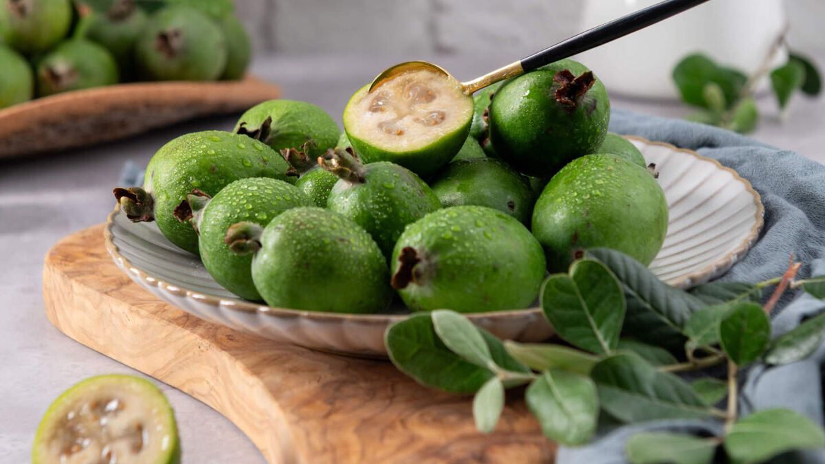     Фото: homydesign/Shutterstock/FOTODOM Фейхоа получила название в честь португальского натуралиста Жуана да Силве Фейжо, а латинское название Acca sellowiana — в честь немецкого натуралиста Фридриха Селлова.