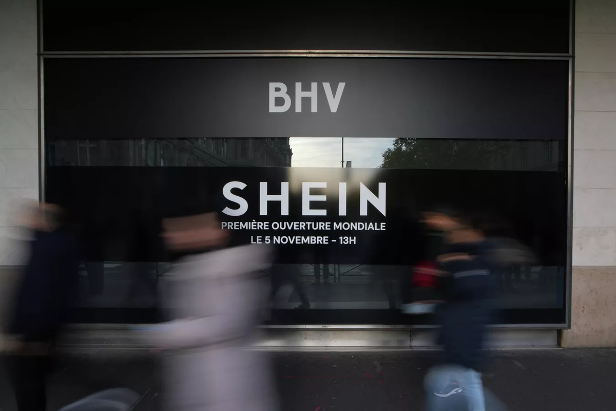 Реклама китайской компании Shein в витрине магазина BHV в Париже.