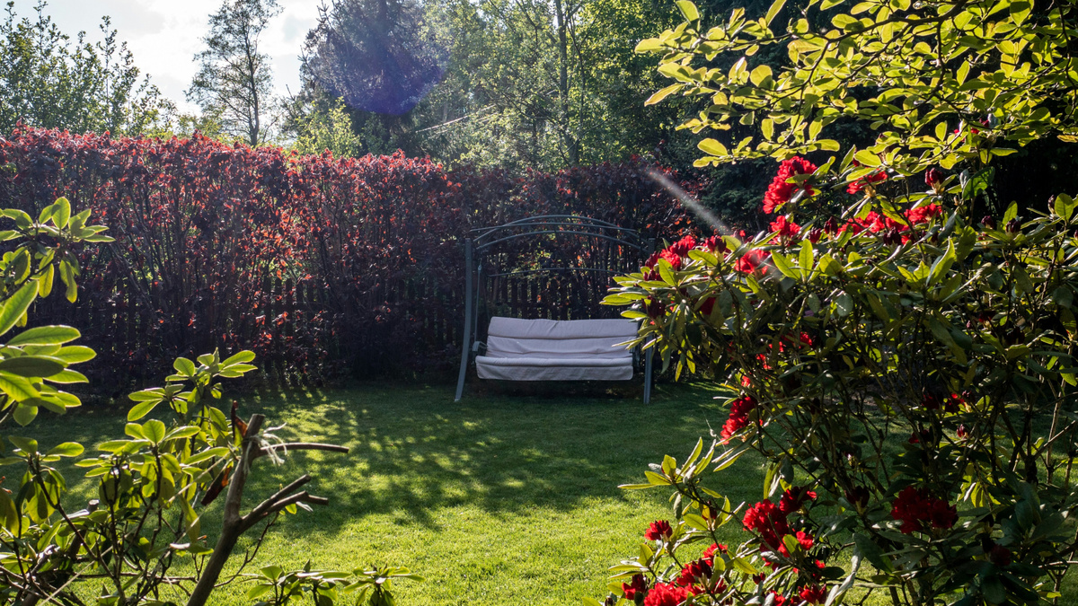 Что подарить садоводу: садовая скамейка