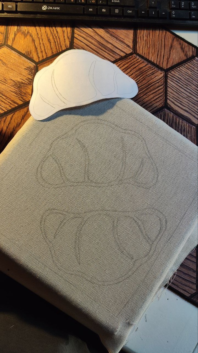 Нарисовала контур круассана на канве, закреплённой на раме для вышивки