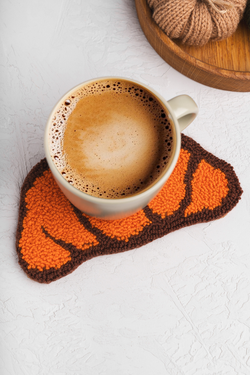 Круассаны-подставки для кружки в технике ковровой вышивки