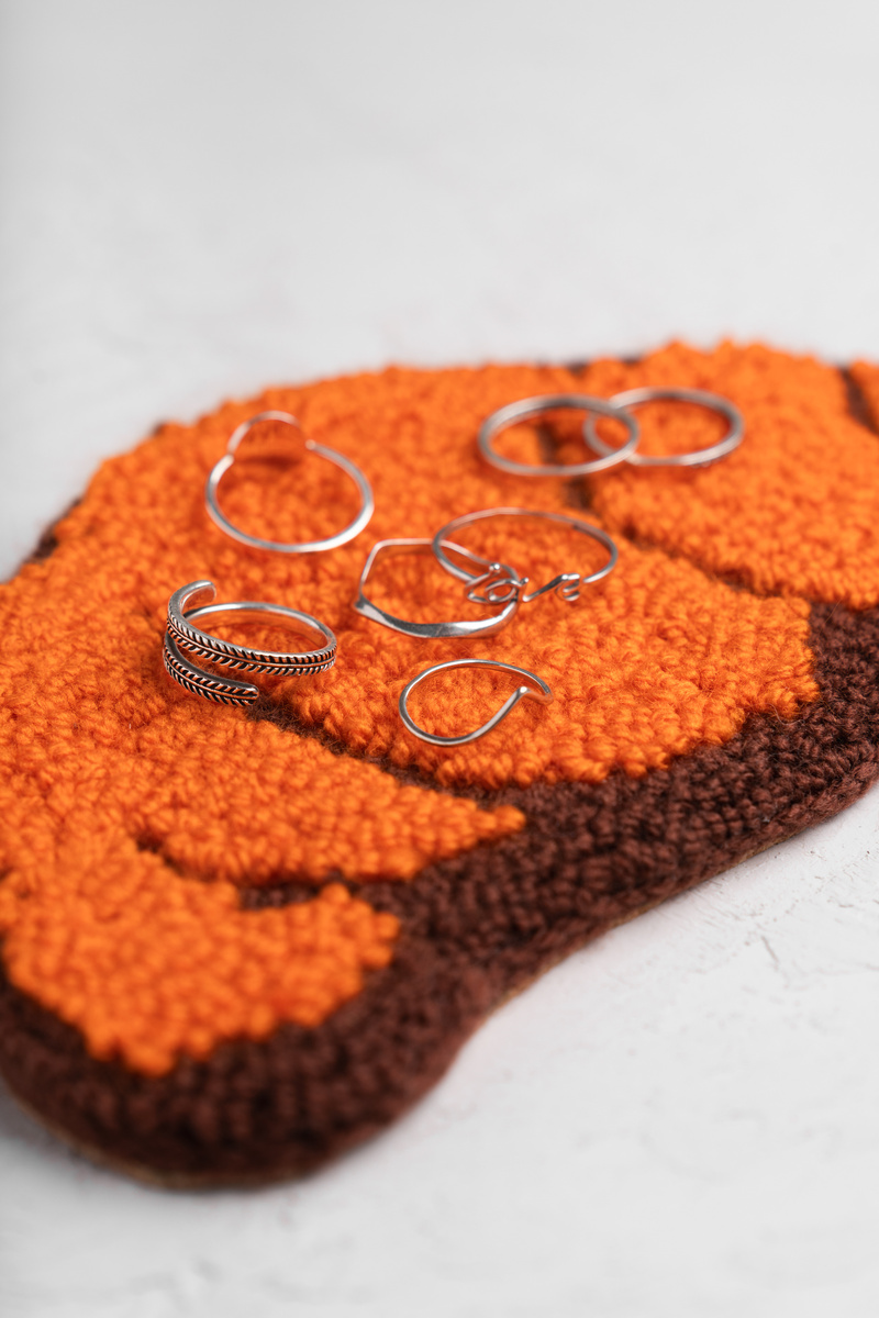 Круассаны-подставки для украшений в технике ковровой вышивки 