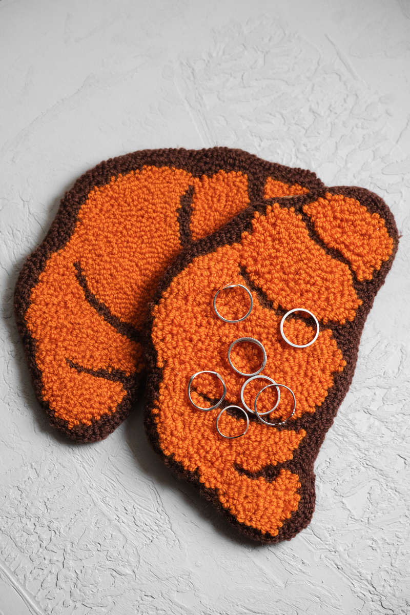 Круассаны-подставки в технике ковровой вышивки