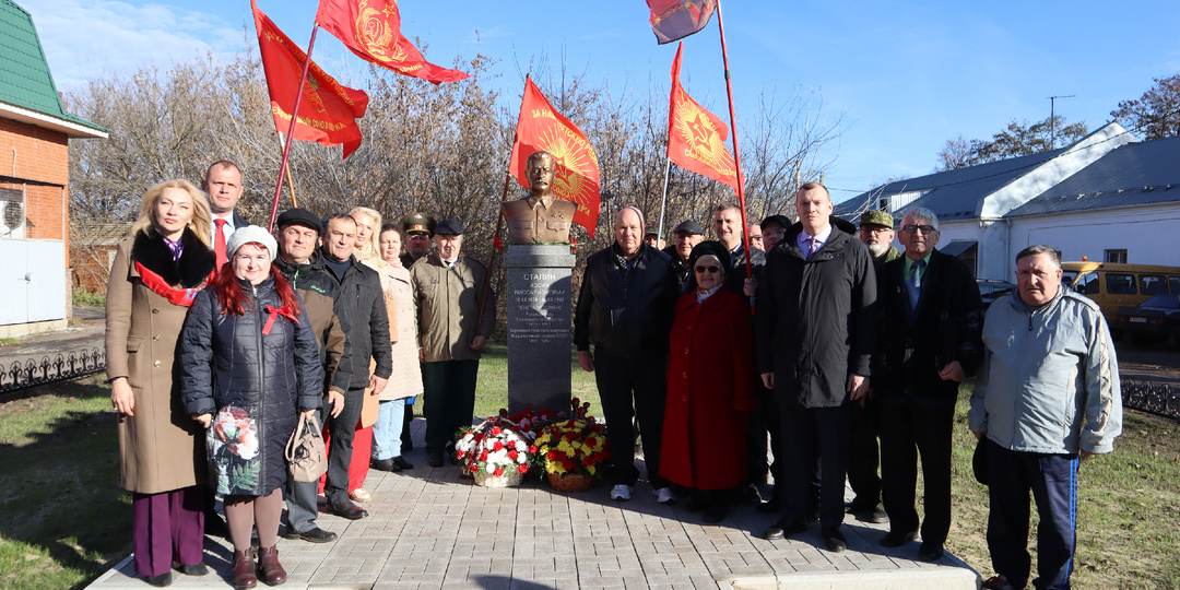 Бюст Сталина установлен в Тросне!